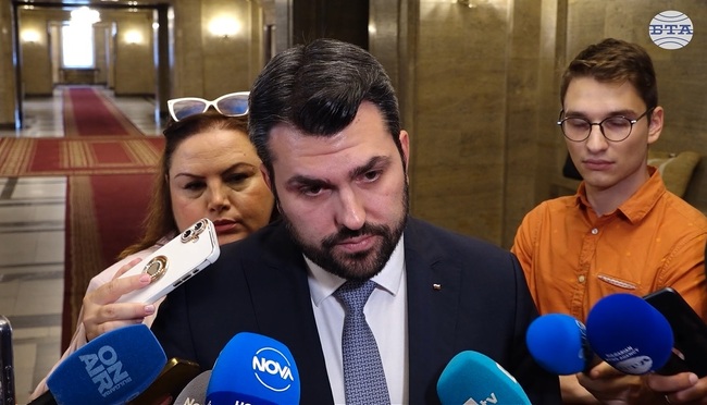 България е евакуирала от Иран 17 души дипломатически състав и техните семейства, както и още двама българи, съобщи министър Георг Георгиев