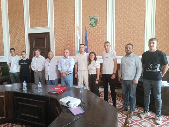 Строителната гимназия в Сливен подари на Общината проект за облагородяване коритото на река Новоселска