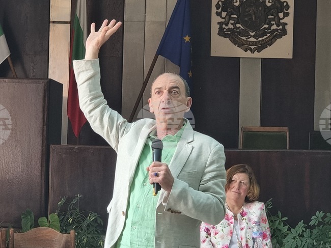 Българският език не се забравя, каза актьорът Димитър Маринов на среща с ученици в Сливен