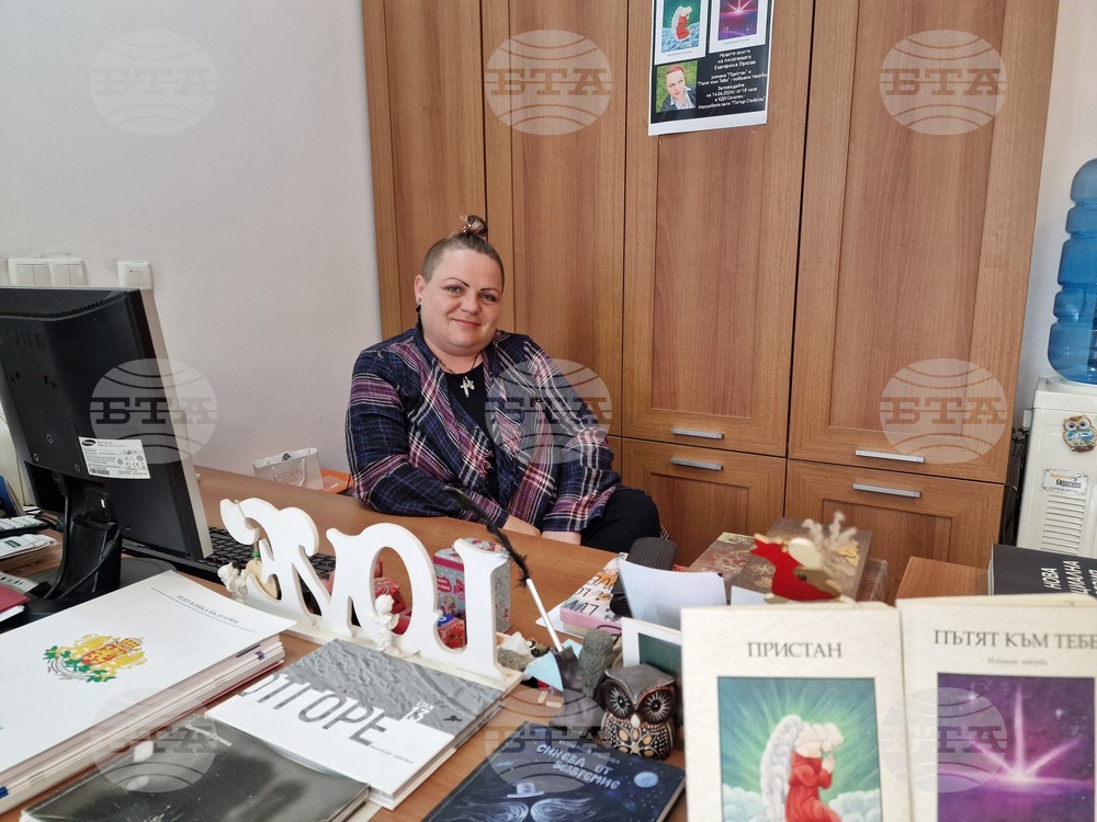 Много съм щастлива, че съм в България, със семейството си, каза за БТА писателката Екатерина Глухова, която бе евакуирана от Израел