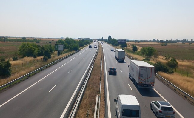 Движението в посока София между 78-ми и 59-и км на АМ „Тракия“ днес ще се осъществява в изпреварващата лента