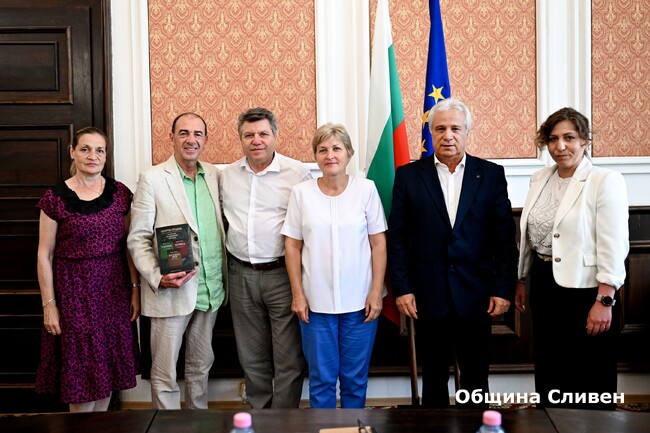 Актьорът Димитър Маринов е в Сливен за среща с млади театрали и представяне на книгите си „Към сцената“ и „Към екрана“