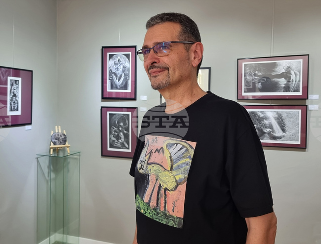 Вдъхновява ме да работя по музикално или литературно произведение, каза гравьорът Петър Лазаров