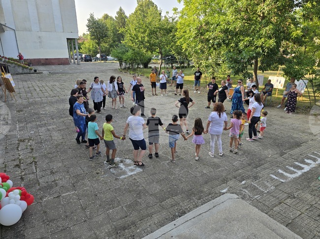С хоро на приятелството приключи „Пътуващата хоротека” на Регионалния център за подкрепа на процеса на приобщаващото образование в Ловеч
