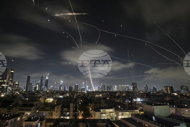 Жилищен блок е поразен при иранска ракетна атака в Южен Израел, съобщи израелската полиция 