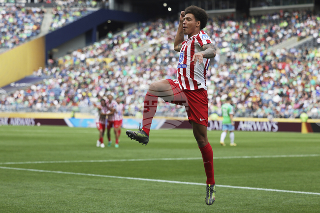 Новият отбор на Якуб Пьотровски Удинезе се опитва да привлече и белгийския халф Аксел Вицел