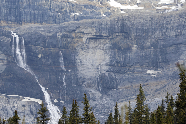 Един човек загина и трима бяха ранени при падането на парче скала върху планинска пътека в Канада