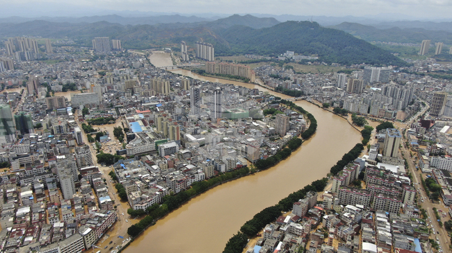 Пикът на мусоните доведе до активизиране на свлачища и огнища на заболявания в Южен Китай