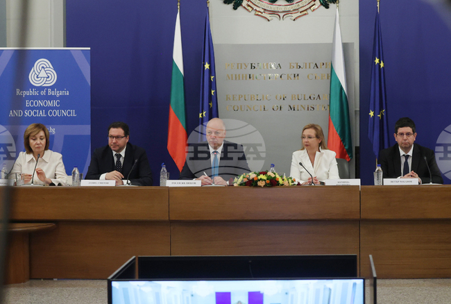 Въвеждането на еврото е гаранция за стабилност, доверие и устойчиво икономическо развитие, каза заместник-министър Галя Димитрова