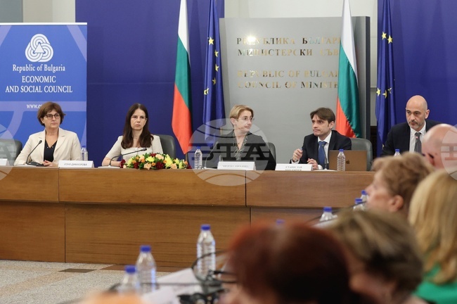 Ефектите на еврозоната върху конкурентоспособността и инвестициите обсъдиха експерти 