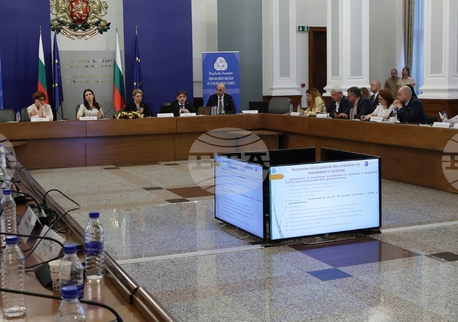 Experts Discuss Effects of Eurozone Membership on Competitiveness and Investment