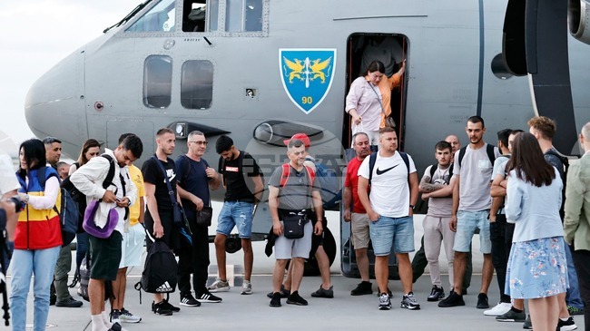 121 Romanian Citizens Return from Armed Conflict Zone in Middle East