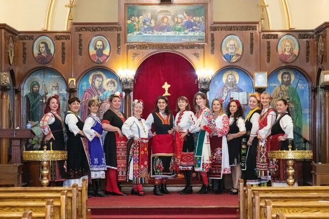 Български фолклорен хор „От извора“ ще участва днес в Канадския мултикултурен фестивал в Торното