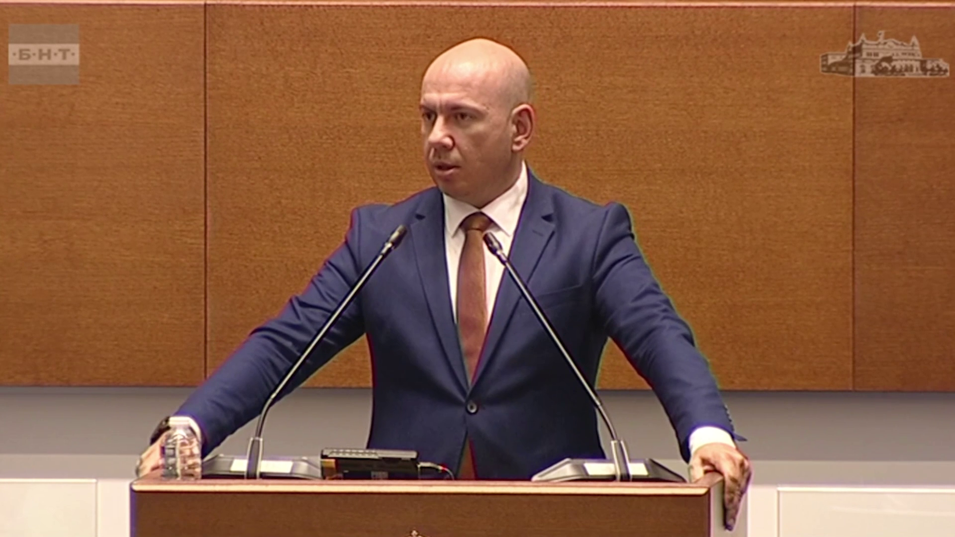 „Възраждане“ призова председателя на парламента Наталия Киселова да се извини, че е излетяла от Баку без българите, евакуирани от Иран