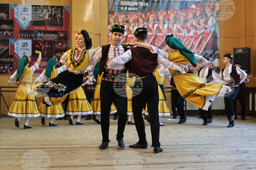 Пловдив - Фолклорен танцов ансамбъл "Отец Паисий"
