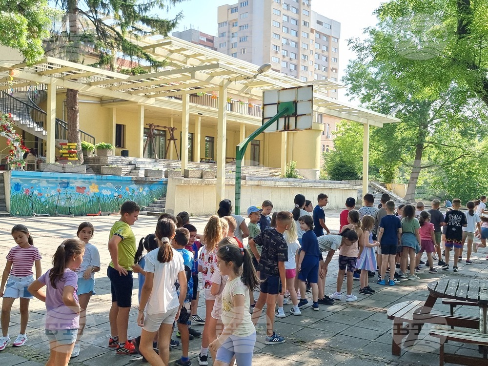 Повече от сто деца посещават безплатната целодневна лятна занималня в Радомир, с която Общината цели да подкрепи младите семейства