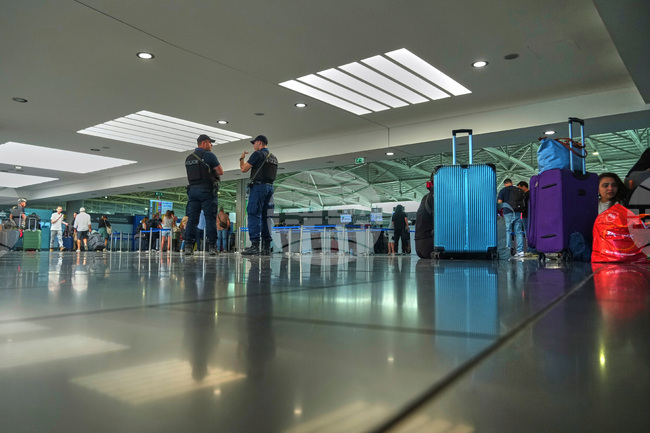 Летищата в Ларнака и Пафос на остров Кипър отмениха десетки полети днес заради конфликта в Близкия изток