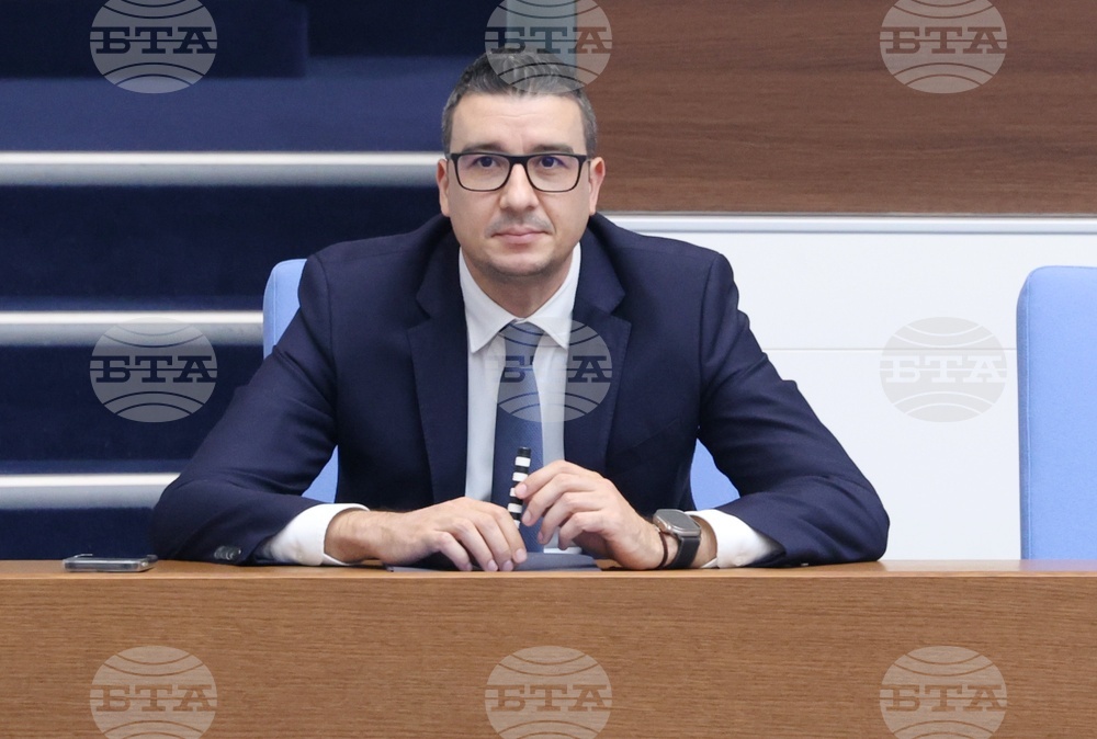 Двойното обозначаване на цените няма нищо общо със спекула или със завишаването им, каза икономическият министър