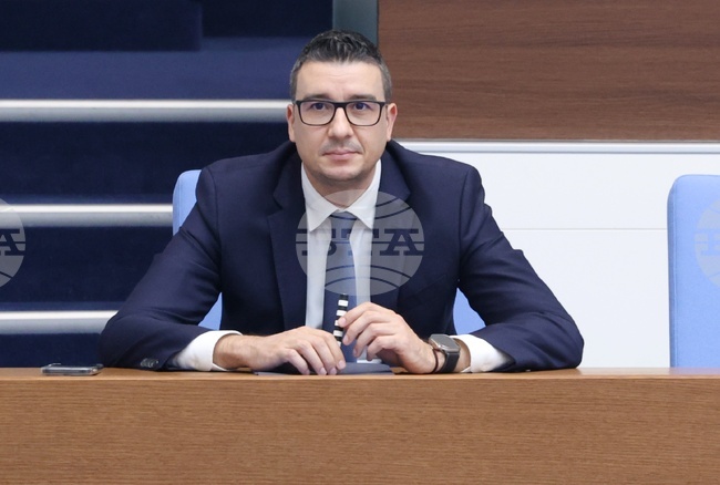 Двойното обозначаване на цените няма нищо общо със спекула или със завишаването им, каза икономическият министър