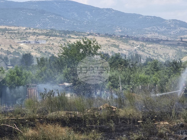 Пожар възникна в близост до автокъща край Благоевград, огънят е локализиран