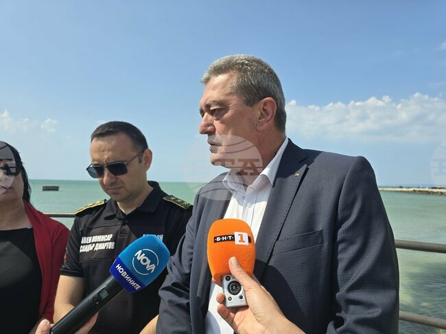 Всички общини с изградени доброволни отряди са окомплектовани с лични предпазни средства, каза съветникът на вътрешния министър Николай Николов в Каварна