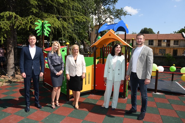 Обновен двор с игрална площадка на център за подкрепа на деца с увреждания откриха днес зам.-кметове на Община Стара Загора