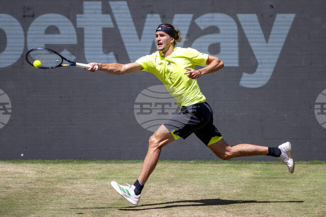 Александър Зверев и Даниил Медведев са първите полуфиналисти на тенис турнира в Хале