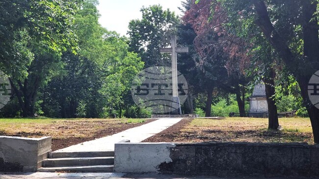 В Добрич изградиха нов подход към паметника на невинно загиналите след 9 септември 1944 година