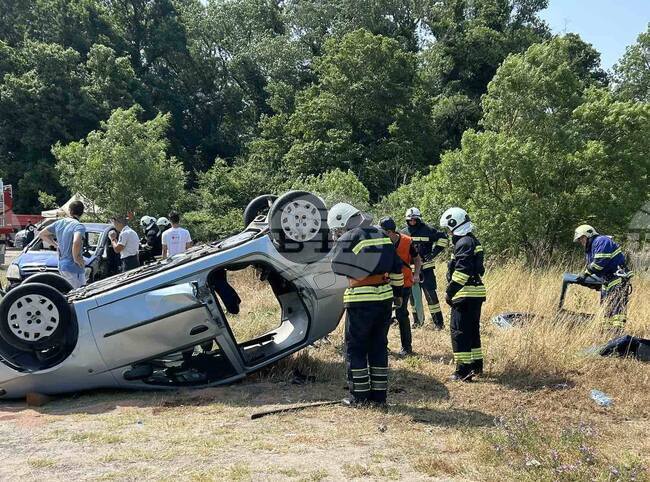 Челна катастрофа между два автомобила беше симулирана при пожаро-тактическо учение край Аркутино