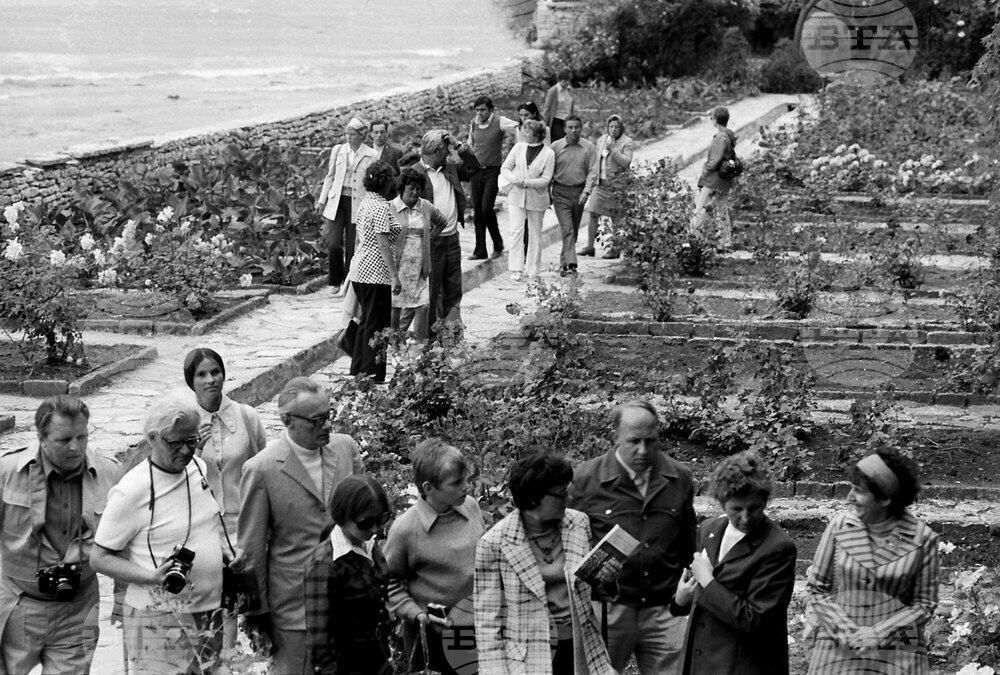 Разходка из Ботаническата градина в Балчик през 1974 година