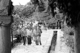 Разходка из Ботаническата градина в Балчик през 1974 година