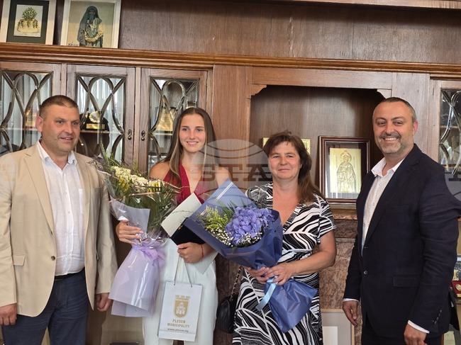 Тенисистката Росица Денчева получи почетен плакет и грамота на Община Плевен от кмета д-р Валентин Христов