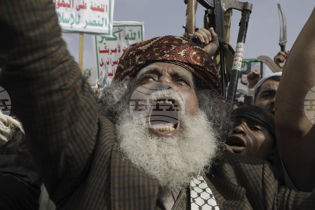 Хусите заплашиха да атакуват американски кораби, ако Вашингтон се присъедини към ударите срещу Иран