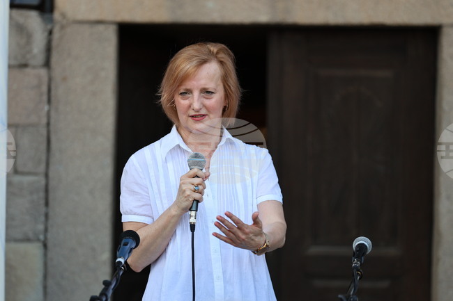 „Отвъд пограничното“ събира резултатите от работата ми на изследовател, куратор и преподавател, каза пред БТА проф. Галина Лардева