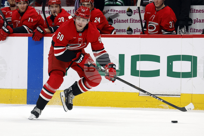 Хокейният Каролина продължи договора на нападателя Ерик Робинсън за още четири години