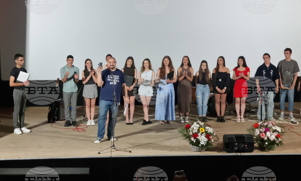 Отговор на въпроса можем ли да останем верни на себе си, търси ученическият филм „Избор“, представен премиерно в Търговище 