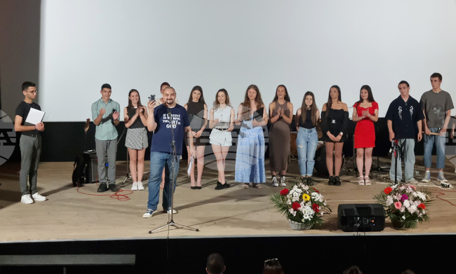 Отговор на въпроса можем ли да останем верни на себе си, търси ученическият филм „Избор“, представен премиерно в Търговище 