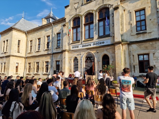 Тържествено връчване на дипломи се проведе в Профилираната гимназия с преподаване на чужди езици „Екзарх Йосиф“ в Разград