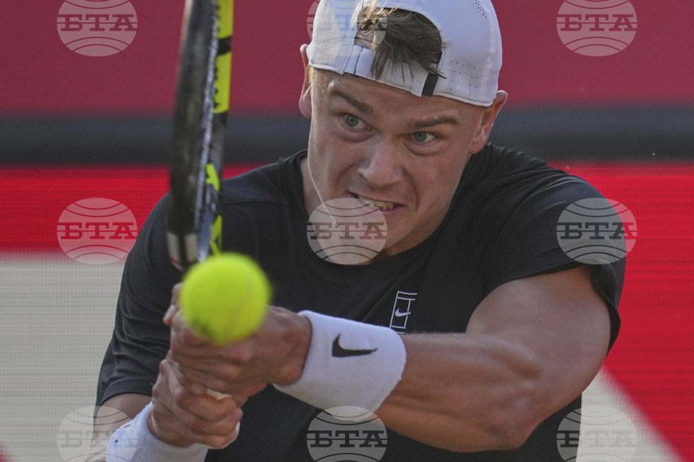 Холгер Руне продава счупените си ракети за благотворителни каузи