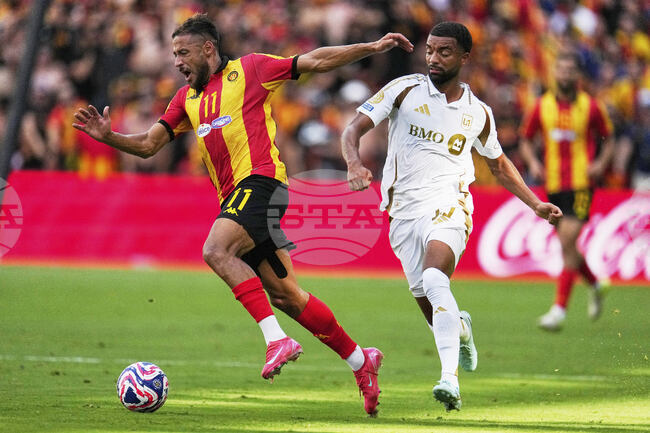 Алжирският футболен национал Юсеф Белаили бе арестуван в Париж заради агресивно поведение на полет