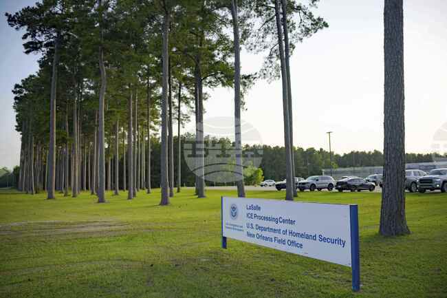 Един убит и множество ранени при стрелба в офис на Имиграционната и митническа служба в Далас