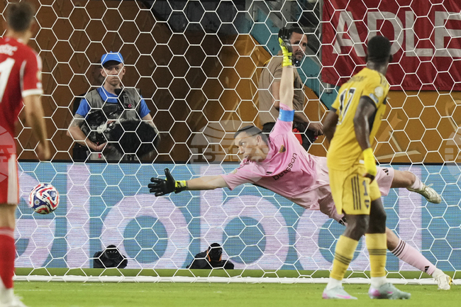 Байерн победи Бока Хуниорс на Световното клубно първенство по футбол, Есперанс от Тунис с минимален успех над Лос Анджелис