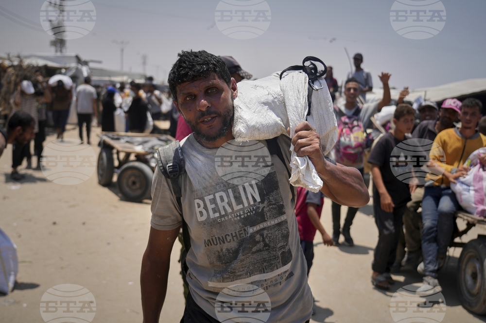 Mideast Wars Gaza Running the Gantlet