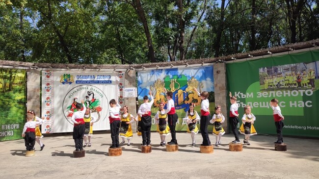 Фестивалът „Фолклорна палитра“ се провежда в Девня за седми пореден път