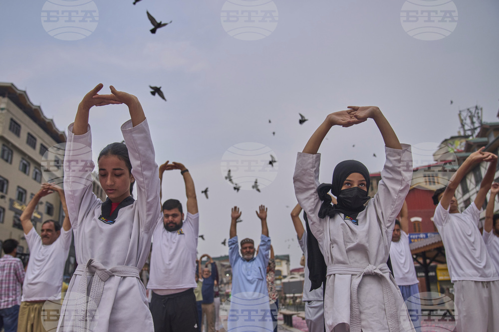 APTOPIX India Kashmir International Yoga Day