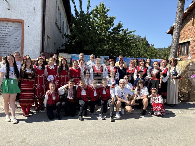 Над 400 участници от цялата страна се надпяват и надиграват в самоковското село Доспей