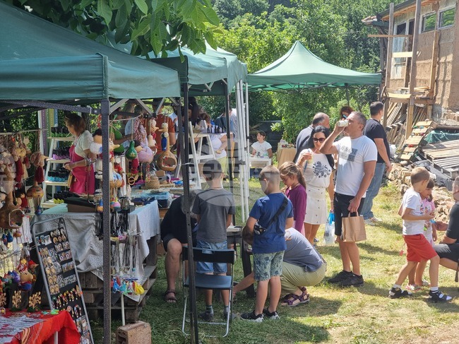 Фестивалът на сръчните ръце се провежда днес и утре в село Бусинци