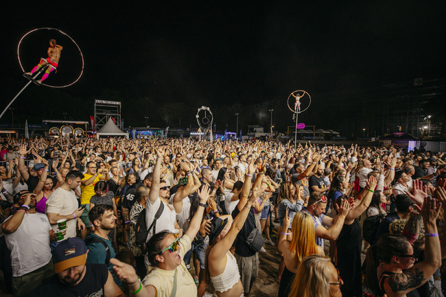 Джил Глейз, Сет Хилс, австралийското дуо Nervo и носителят на „Грами“ Афроджак излизат на сцената на фестивала Aura в София