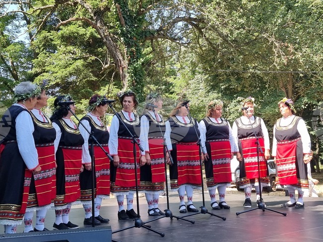 Производители представиха шафран, ръчен хляб и билкови продукти на Еньовденския събор в село Баня