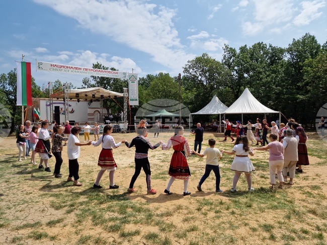 Над 2500 участници от 4 държави представят своя фолклор на 18-ия Национален Петропавловски събор на народното творчество край Лясковец